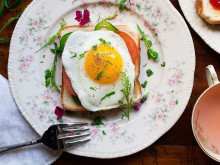每天要吃一个鸡蛋？蛋白和蛋黄哪个更营养？